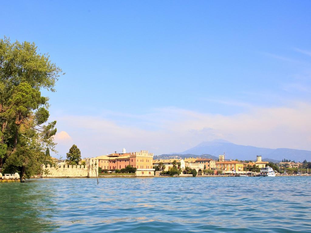 Belvilla By Oyo Enticing Holiday Home With Pool Lazise Exterior foto